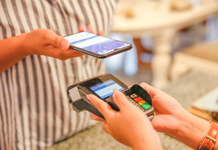 スマートフォンでお支払いする場面