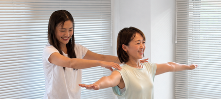 インストラクターと一緒に体を動かすレッスン